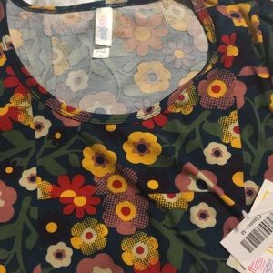 Medium lularoe classic tee